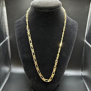 Vintage Monet oval link chain necklace. Great condition. 10”